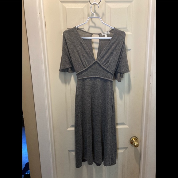 Monteau Dresses & Skirts - Monteau grey short loose sleeves dress small